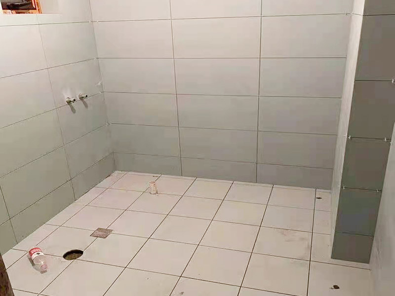 衛(wèi)生間貼磚施工：衛(wèi)生間貼磚要先將所需材料準備好，一般用在這個空間的話可以選擇小瓷磚，例如小方塊類型的瓷磚就不錯，貼起來也比較方便。然后將水泥與建筑膠混合拌勻，用鏟刀將其鏟到地面刮平再將瓷磚鋪上刀壓實，這樣按照這樣的方式自上而下或自左而右來進行貼磚即可。