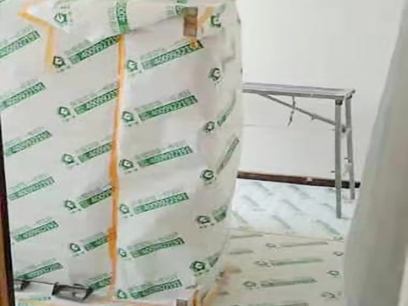 地面家具成品保護(hù)：滿鋪成品瓦楞紙板，再用干凈彩條布滿鋪在普通石膏板上，在彩條布交接處及轉(zhuǎn)角處用膠帶固定，也可選用木芯板或三夾板。材料選用視上人、車(chē)情況而定。門(mén)套的保護(hù)方式：用原門(mén)框保護(hù)膜，或者多層板或密度板，報(bào)紙，美紋紙保護(hù)等