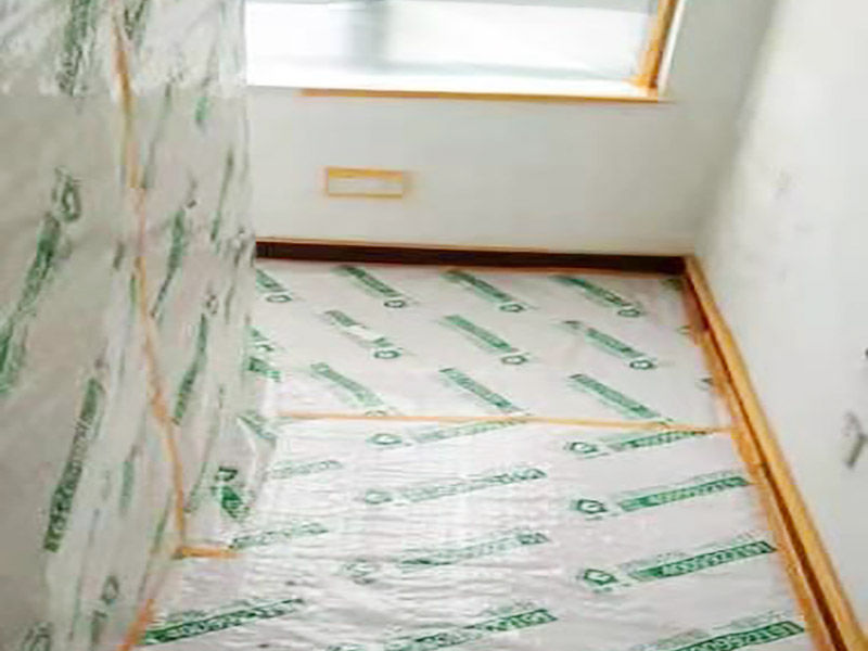 地面家具成品保護(hù)：滿鋪成品瓦楞紙板，再用干凈彩條布滿鋪在普通石膏板上，在彩條布交接處及轉(zhuǎn)角處用膠帶固定，也可選用木芯板或三夾板。材料選用視上人、車(chē)情況而定。門(mén)套的保護(hù)方式：用原門(mén)框保護(hù)膜，或者多層板或密度板，報(bào)紙，美紋紙保護(hù)等