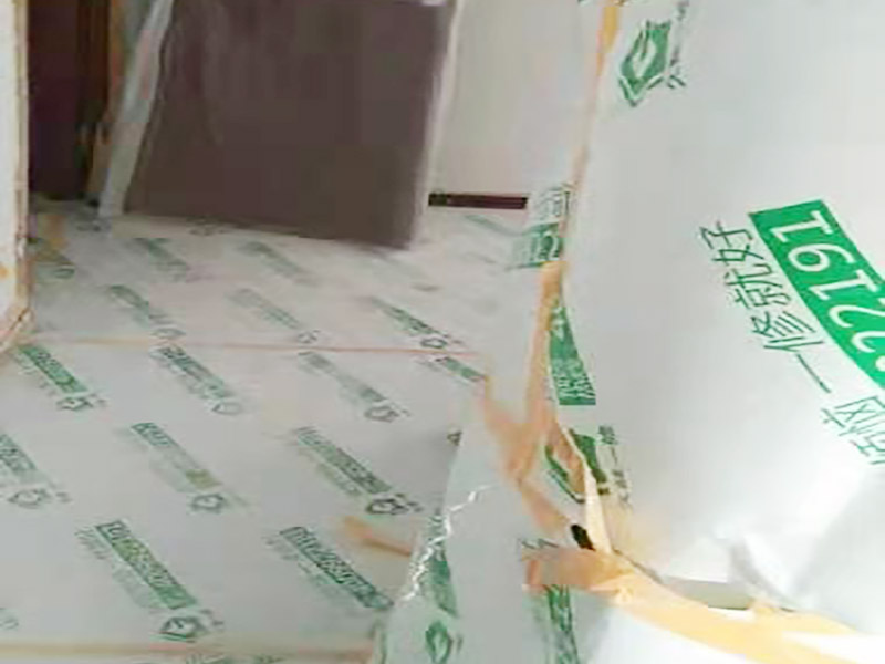 地面家具成品保護(hù)：滿鋪成品瓦楞紙板，再用干凈彩條布滿鋪在普通石膏板上，在彩條布交接處及轉(zhuǎn)角處用膠帶固定，也可選用木芯板或三夾板。材料選用視上人、車(chē)情況而定。門(mén)套的保護(hù)方式：用原門(mén)框保護(hù)膜，或者多層板或密度板，報(bào)紙，美紋紙保護(hù)等