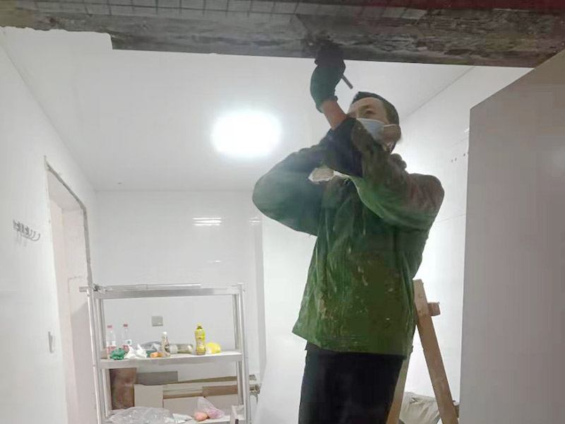 橫梁瓷磚拆除維修：先把地面上的東西全搬出去，然后戴上手套和防護眼鏡，用錘子把一塊瓷磚敲碎，再用扁的鑿子往里撬，一片一片慢慢鑿，這種方法費力費時。用小型的電鎬或瓷磚鏟除機就能輕輕松松完成任務(wù)。此方法省時省力。戴上手套和防護眼鏡，用小型的電鎬先從墻低的第一塊磚的邊緣開始鏟除，序次鏟除完整個墻面的瓷磚。