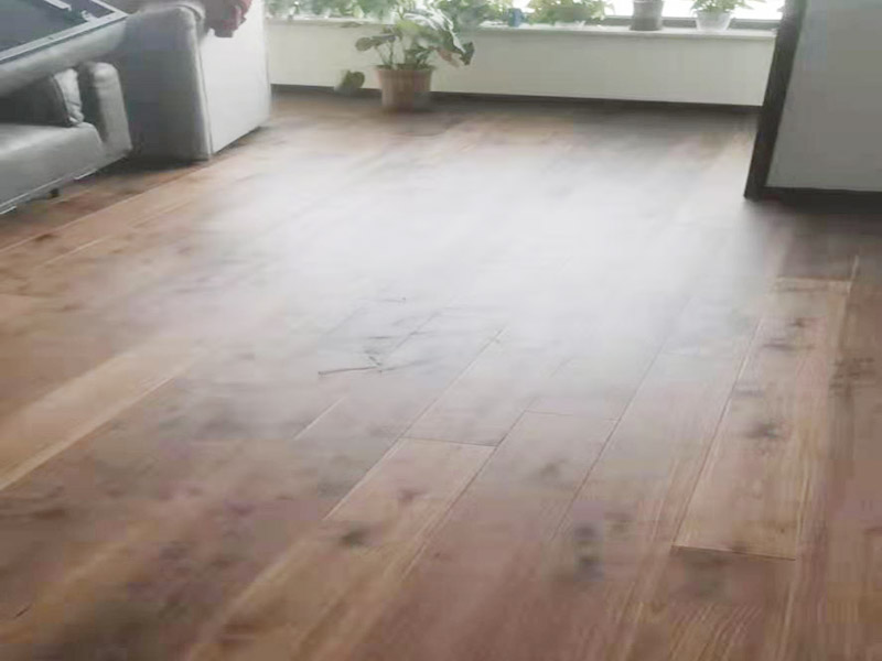 木地板調(diào)縫維修：如果木地板縫隙大的話，可以在du縫隙內(nèi)填入玻璃膠。但是如果縫隙在不超過(guò)5mm情況下的話，最好就用膠木粉，將膠木粉攪拌之后，填入裂縫，經(jīng)過(guò)一晚就可踩踏。 水性透明的膩?zhàn)硬粌H環(huán)保，還不用擔(dān)心色差的問(wèn)題。我們可以利用水性透明的膩?zhàn)蛹幽拘歼M(jìn)行填充;還可以用薄一點(diǎn)的木條填進(jìn)去，再用水性膩?zhàn)蛹幽拘技右孕扪a(bǔ)，這樣就不會(huì)影響室內(nèi)的美觀性。