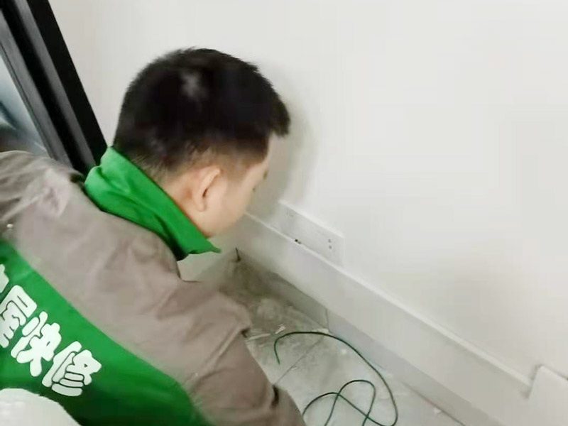 開(kāi)關(guān)插座安裝：將盒內(nèi)甩出的導(dǎo)線留出維修長(zhǎng)度，然后削出線芯，注意不要碰傷線芯。將導(dǎo)線按順時(shí)針?lè)较虮P(pán)繞在開(kāi)關(guān)或插座對(duì)應(yīng)的接線柱上，然后旋緊壓頭，要求線芯不得外露。 先將盒子內(nèi)甩出的導(dǎo)線由塑料臺(tái)的出線孔中穿出，再把塑料臺(tái)緊貼于墻面用螺絲固定在盒子上。固定好后，將導(dǎo)線按各自的位置從開(kāi)關(guān)插座的線孔中穿出，按接線要求將導(dǎo)線壓牢。 　　最后將開(kāi)關(guān)或插座貼于塑料臺(tái)上，找正并用螺絲固定牢，蓋上裝飾板。