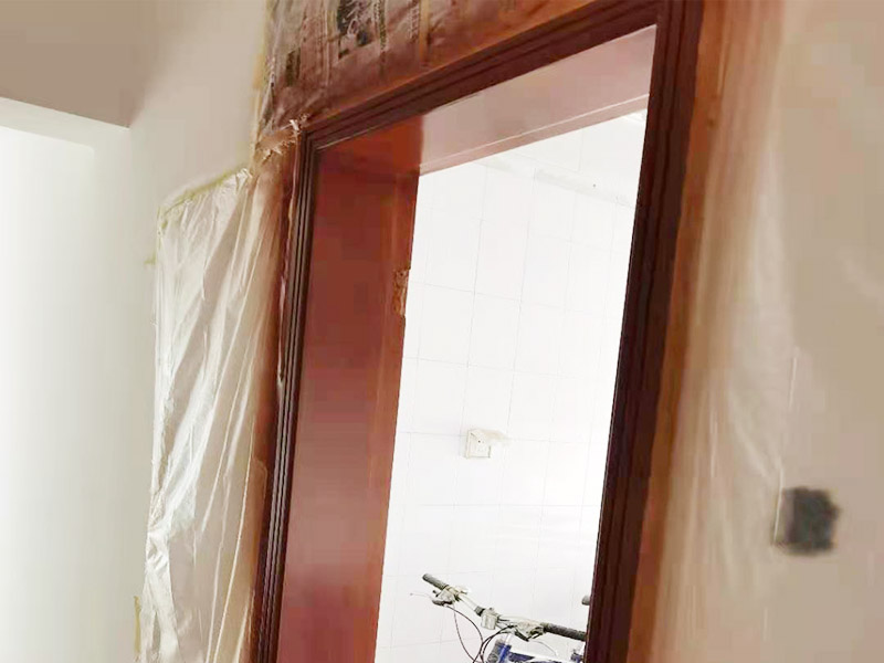 門框刷漆維修：把木門上面的把手等裝飾品都卸下來，防止下一步作業(yè)時劃傷手，也有利于均勻涂刷木門油漆。用粗砂紙把需要刷油漆的地方都打磨一遍，注意轉角的地方不要打磨的太厲害，保持木門原來的形狀。把刷完一遍漆的木門放置四到五個小時，等油漆干透。木門油漆干透后，拿細砂紙把木門從頭到尾再打磨一遍。這一次打磨是為了把油漆上刷的不均勻的地方打磨平，利于后面繼續(xù)刷漆。刷漆第二和三遍把把手等步卸下來的裝飾物安裝回去。