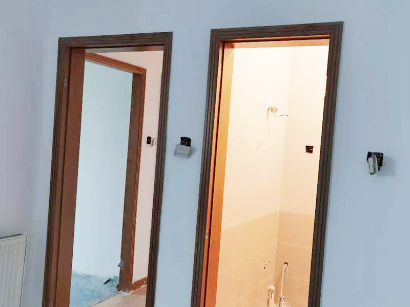 門框刷漆維修：把木門上面的把手等裝飾品都卸下來，防止下一步作業(yè)時劃傷手，也有利于均勻涂刷木門油漆。用粗砂紙把需要刷油漆的地方都打磨一遍，注意轉角的地方不要打磨的太厲害，保持木門原來的形狀。把刷完一遍漆的木門放置四到五個小時，等油漆干透。木門油漆干透后，拿細砂紙把木門從頭到尾再打磨一遍。這一次打磨是為了把油漆上刷的不均勻的地方打磨平，利于后面繼續(xù)刷漆。刷漆第二和三遍把把手等步卸下來的裝飾物安裝回去。