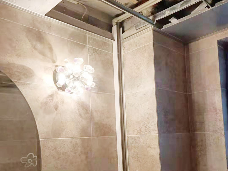 明管安裝維修：第一步是測量，確定線管和一級配電箱的固定點位。第二步是加工我們所需要的線管。第三步是線管的安裝和固定。第四步是管路進入線盒或者是線盒。