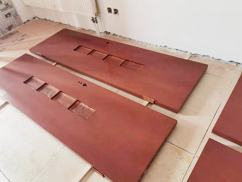 木門噴漆維修：白胚處理，先用水性膩子堵釘眼，裂縫，塌陷，暗坑等缺陷，一般采用木色水灰，也有自己調(diào)配使用的，原則是顏色必須跟木質(zhì)本色相同；用開刀或刮板將油膩子刮入釘孔、接縫等處，刮抹時要橫抹豎收，刮光、收凈，干透后用砂紙順著木紋輕輕磨光，用潮布或棉絲擦凈。180木砂紙將實木門板打磨光、平整。一般上清漆的時候要注意：刷兩道三遍，第一遍刷薄一點，油漆稍微稀一點，時間是12小時以上干透，用稍細一點的砂紙打磨光滑再刷第二遍，第三遍最后徹底干透后再用拋光砂紙打磨光滑