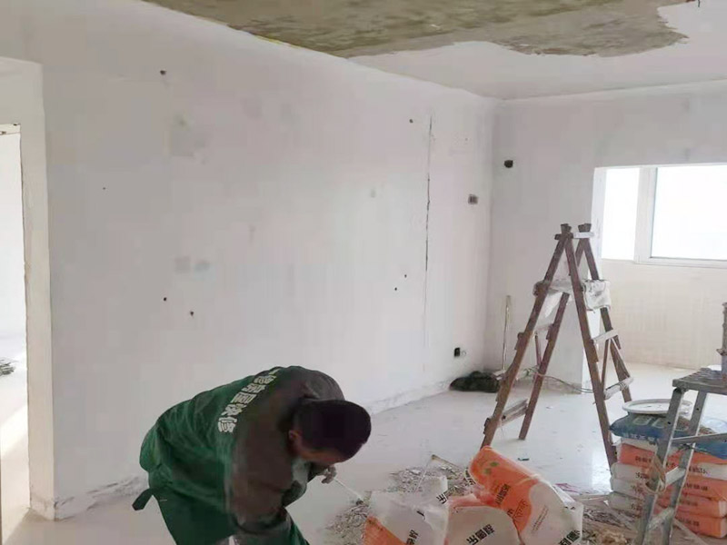 天花板鏟除刮膩?zhàn)?第一遍膩?zhàn)拥闹饕饔檬菫榱藟γ娲虻缀驼移?。在第一遍膩?zhàn)庸瓮曛?，要進(jìn)行補(bǔ)銹點(diǎn)的工作。補(bǔ)銹點(diǎn)主要是為了修補(bǔ)墻面和和天花板在建造過(guò)程中露出來(lái)的鋼筋。第二遍膩?zhàn)拥哪康耐瑯邮菫榱藟γ嬲移?。膩?zhàn)庸瓮曛?，還有最后一步&mdash;&mdash;墻面打磨，可以在夜間進(jìn)行，用200瓦以上的燈泡貼近墻面，邊磨邊查看平整度，打磨會(huì)產(chǎn)生大量粉灰，需要帶好口罩等防護(hù)措施。一般情況下，面漆通常都需要刷兩遍，第一遍刷完等待其晾干只需要2～4小時(shí)，第二遍則需要1～2天之后才進(jìn)行。