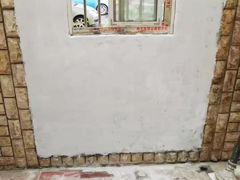 墻面局部翻新：基層裂縫的處理方法，薄而多遍的水泥砂漿抹面：鋼絲刷刷掉起皮的涂料面層。 墻面問題處理辦法，進行涂料施工、清理墻面，尤其是深顏色的涂料兌水過多可能導致浮色發(fā)花等不良現(xiàn)象：云石機切出空鼓的墻面，達到原有墻面的高度、油污進行徹底清洗干凈，刷界面劑，涂刷兩遍墻面漆，批刮柔性膩子：以鏟刀清除墻面已松動的膩子層。 待基層完全干燥后，進行涂料施工舊房翻新按照下面的步驟，可以用小錘子輕輕敲擊