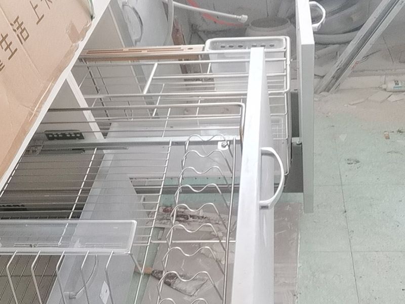 水槽拉籃安裝:首先要將水槽放置到臺面中心的對應(yīng)開口的地方，確保水槽固定不松動就可以了。然后就是安裝水龍頭的進(jìn)水口，將原先安裝在水龍頭上的進(jìn)水管一段連接到開關(guān)處，這里也要反復(fù)確認(rèn)連接是否牢固，而且太松太緊都不好。如果使用的是冷熱水龍頭配件，冷熱水管的位置一般都是左熱右冷，在安裝的時候可以再確認(rèn)一下，以免安裝相反。