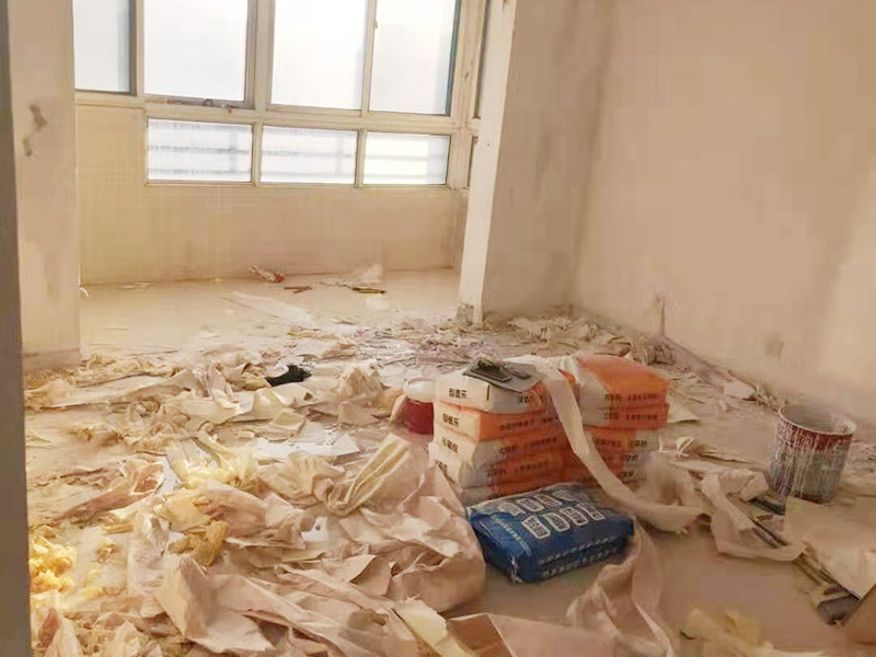 墻面撕舊墻紙：要粘貼新墻紙，最好就是將舊墻紙剝除，這樣可以使得新墻紙更加結(jié)實的粘在墻上。但也可以在舊墻紙上鋪新墻紙，但這種做法有時并不是個好主意，因為粘合劑受潮后，會導(dǎo)致新舊墻紙一起從墻面脫落。此外，若用新墻紙覆蓋接縫處的舊墻紙，重疊的印記將顯露在新墻紙上。如果由于情況需要，您仍然希望在舊墻紙上貼新墻紙，那么您應(yīng)該先把接縫打磨平整，將松散的墻紙條撕掉，并將舊墻紙銜接處的松散邊緣重新粘貼在墻壁上，然后再開始貼新的墻紙。