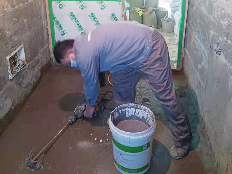 調(diào)制水泥地面找平： 一般房屋的地面上有比較凸出的地方，可以采用旋轉(zhuǎn)平磨的方式將高的地方打磨下去前提是下邊沒(méi)有管道。如果高的地方不打磨，那么找平出來(lái)的地面就會(huì)出現(xiàn)由齒刮刮出來(lái)的地面在高的地方同樣留下了同樣多的水泥，最后找出來(lái)的地面好是高的地方依然高，低的地方依然低。同時(shí)打磨還能節(jié)約不少的用料，這是地面找平中一個(gè)很重要的步驟。