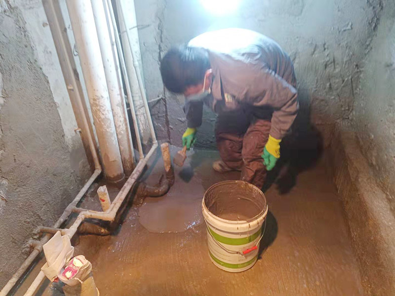 調(diào)制水泥地面找平： 一般房屋的地面上有比較凸出的地方，可以采用旋轉(zhuǎn)平磨的方式將高的地方打磨下去前提是下邊沒(méi)有管道。如果高的地方不打磨，那么找平出來(lái)的地面就會(huì)出現(xiàn)由齒刮刮出來(lái)的地面在高的地方同樣留下了同樣多的水泥，最后找出來(lái)的地面好是高的地方依然高，低的地方依然低。同時(shí)打磨還能節(jié)約不少的用料，這是地面找平中一個(gè)很重要的步驟。