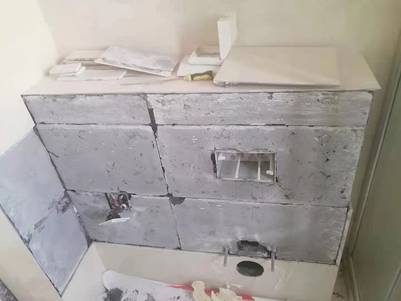 衛(wèi)生間地面改造：對(duì)于衛(wèi)生間改造，其次就是需要對(duì)其做相應(yīng)的防水處理。因?yàn)樵谌粘５募彝ブ?，衛(wèi)生間的水是處處可見的，非常潮濕。衛(wèi)生間內(nèi)的防水涂料是由地面延伸到墻面的，涂刷過(guò)程中精良的保證厚度均勻。還需要處理好地面和墻面交界處的各類管件的涂刷。待防水處理完全確定后，等待地面干透就可以做后續(xù)的工程了。這里要著重提醒，衛(wèi)生間下水口位置的防水要特別處理好，保證今后的檢查與維修。