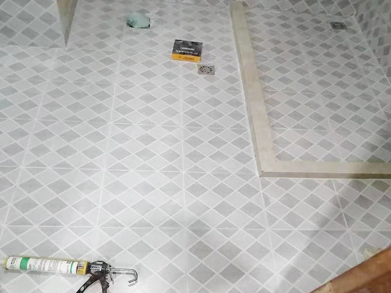 衛(wèi)生間地面改造：對(duì)于衛(wèi)生間改造，其次就是需要對(duì)其做相應(yīng)的防水處理。因?yàn)樵谌粘５募彝ブ校l(wèi)生間的水是處處可見的，非常潮濕。衛(wèi)生間內(nèi)的防水涂料是由地面延伸到墻面的，涂刷過(guò)程中精良的保證厚度均勻。還需要處理好地面和墻面交界處的各類管件的涂刷。待防水處理完全確定后，等待地面干透就可以做后續(xù)的工程了。這里要著重提醒，衛(wèi)生間下水口位置的防水要特別處理好，保證今后的檢查與維修。