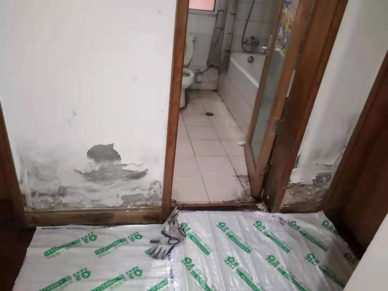 衛(wèi)生間地面改造：對(duì)于衛(wèi)生間改造，其次就是需要對(duì)其做相應(yīng)的防水處理。因?yàn)樵谌粘５募彝ブ校l(wèi)生間的水是處處可見的，非常潮濕。衛(wèi)生間內(nèi)的防水涂料是由地面延伸到墻面的，涂刷過(guò)程中精良的保證厚度均勻。還需要處理好地面和墻面交界處的各類管件的涂刷。待防水處理完全確定后，等待地面干透就可以做后續(xù)的工程了。這里要著重提醒，衛(wèi)生間下水口位置的防水要特別處理好，保證今后的檢查與維修。