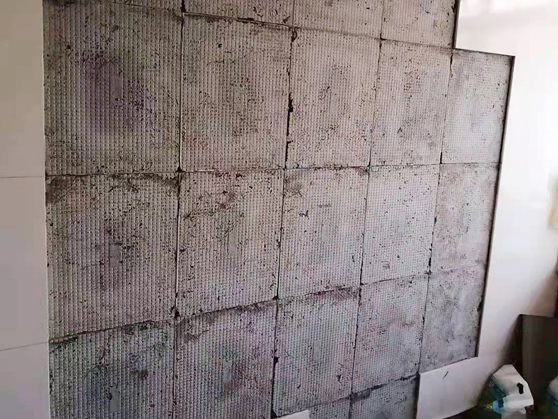 衛(wèi)生間地面防水：首先，用小金屬榔頭敲墻面、地面，如果發(fā)現(xiàn)&ldquo;噗噗&rdquo;的空聲，意味著里面有空鼓，必須把空鼓部分全部敲掉。然后仔細(xì)清理四個(gè)墻面基層和地面，拔掉鐵釘，清理雜土垃圾，好用清水沖洗一遍，然后待其干燥。衛(wèi)生間各種下水管能不改動(dòng)，盡量不要去改動(dòng)；萬(wàn)一要改動(dòng)，千萬(wàn)不能用水泥沙漿去填孔隙，一定要堵漏王分三次去填。