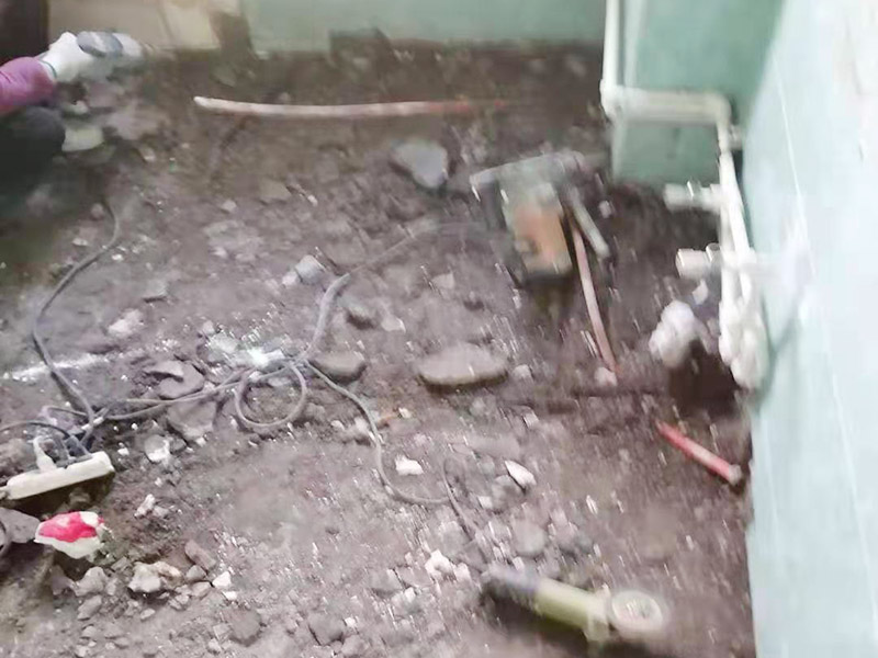 衛(wèi)生間地面防水：首先，用小金屬榔頭敲墻面、地面，如果發(fā)現(xiàn)&ldquo;噗噗&rdquo;的空聲，意味著里面有空鼓，必須把空鼓部分全部敲掉。然后仔細(xì)清理四個(gè)墻面基層和地面，拔掉鐵釘，清理雜土垃圾，好用清水沖洗一遍，然后待其干燥。衛(wèi)生間各種下水管能不改動(dòng)，盡量不要去改動(dòng)；萬(wàn)一要改動(dòng)，千萬(wàn)不能用水泥沙漿去填孔隙，一定要堵漏王分三次去填。