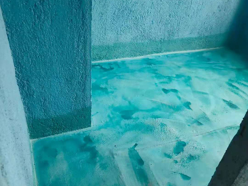 基層處理是衛(wèi)生間做防水的基礎工作，要找平地面，確保地面的平整干凈。鋪貼涂料時要做到用力均勻，不能漏刷、缺刷，避免脫落、開裂等，過于干燥的季節(jié)也不適宜做防水。涂刷的厚度小于1毫米比較好。做完防水涂層后一定要涂上表面防護涂料，對內部材料起到保護的作用。鋪保護層與鋪防水涂料一樣要做到均勻、無裂痕、不脫落。閉水實驗是衛(wèi)生間做防水的最后一步，對防水施工進行檢查。在防水層徹底干透后，在衛(wèi)生間蓄水24小時以上，看是否有漏水等現(xiàn)象。