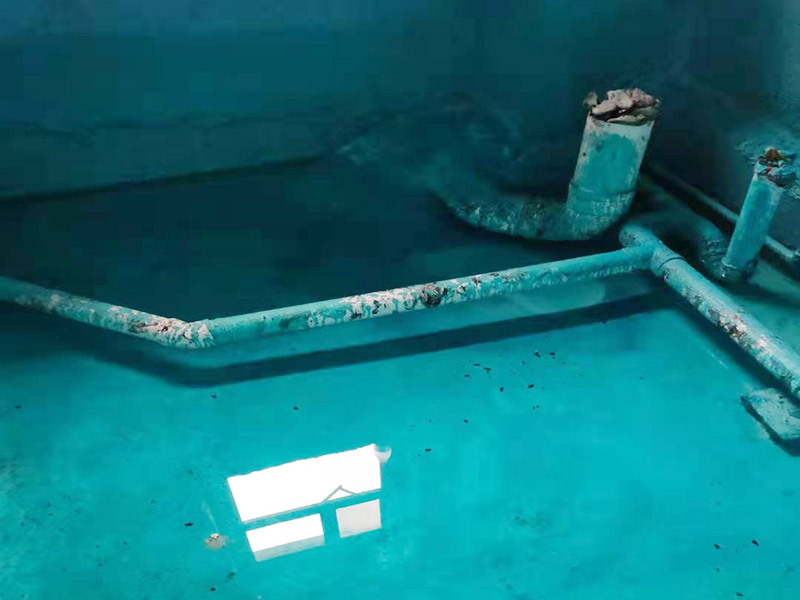 基層處理是衛(wèi)生間做防水的基礎工作，要找平地面，確保地面的平整干凈。鋪貼涂料時要做到用力均勻，不能漏刷、缺刷，避免脫落、開裂等，過于干燥的季節(jié)也不適宜做防水。涂刷的厚度小于1毫米比較好。做完防水涂層后一定要涂上表面防護涂料，對內部材料起到保護的作用。鋪保護層與鋪防水涂料一樣要做到均勻、無裂痕、不脫落。閉水實驗是衛(wèi)生間做防水的最后一步，對防水施工進行檢查。在防水層徹底干透后，在衛(wèi)生間蓄水24小時以上，看是否有漏水等現(xiàn)象。