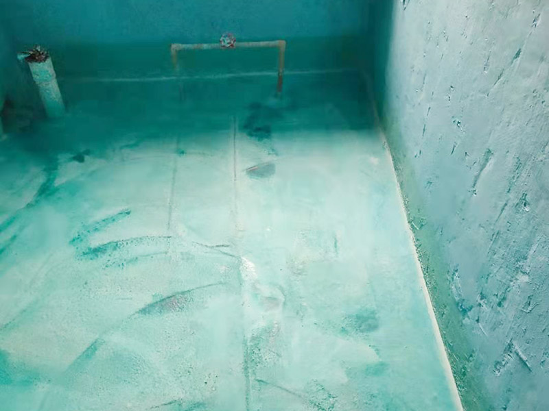 基層處理是衛(wèi)生間做防水的基礎工作，要找平地面，確保地面的平整干凈。鋪貼涂料時要做到用力均勻，不能漏刷、缺刷，避免脫落、開裂等，過于干燥的季節(jié)也不適宜做防水。涂刷的厚度小于1毫米比較好。做完防水涂層后一定要涂上表面防護涂料，對內部材料起到保護的作用。鋪保護層與鋪防水涂料一樣要做到均勻、無裂痕、不脫落。閉水實驗是衛(wèi)生間做防水的最后一步，對防水施工進行檢查。在防水層徹底干透后，在衛(wèi)生間蓄水24小時以上，看是否有漏水等現(xiàn)象。