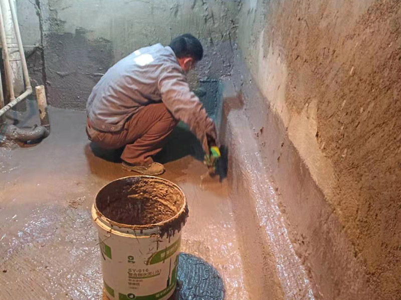 基層處理是衛(wèi)生間做防水的基礎(chǔ)工作，要找平地面，確保地面的平整干凈。鋪貼涂料時要做到用力均勻，不能漏刷、缺刷，避免脫落、開裂等，過于干燥的季節(jié)也不適宜做防水。涂刷的厚度小于1毫米比較好。做完防水涂層后一定要涂上表面防護(hù)涂料，對內(nèi)部材料起到保護(hù)的作用。鋪保護(hù)層與鋪防水涂料一樣要做到均勻、無裂痕、不脫落。閉水實驗是衛(wèi)生間做防水的最后一步，對防水施工進(jìn)行檢查。在防水層徹底干透后，在衛(wèi)生間蓄水24小時以上，看是否有漏水等現(xiàn)象。