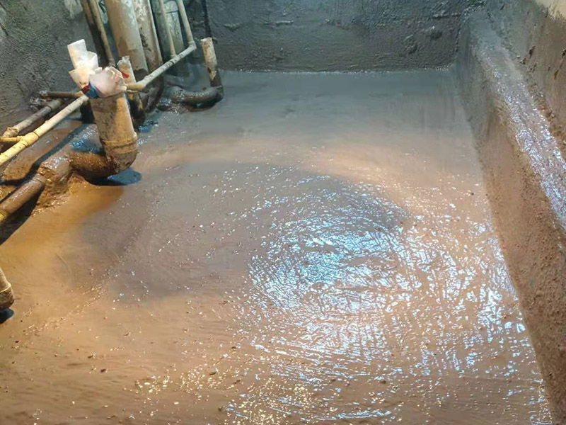 基層處理是衛(wèi)生間做防水的基礎(chǔ)工作，要找平地面，確保地面的平整干凈。鋪貼涂料時要做到用力均勻，不能漏刷、缺刷，避免脫落、開裂等，過于干燥的季節(jié)也不適宜做防水。涂刷的厚度小于1毫米比較好。做完防水涂層后一定要涂上表面防護(hù)涂料，對內(nèi)部材料起到保護(hù)的作用。鋪保護(hù)層與鋪防水涂料一樣要做到均勻、無裂痕、不脫落。閉水實驗是衛(wèi)生間做防水的最后一步，對防水施工進(jìn)行檢查。在防水層徹底干透后，在衛(wèi)生間蓄水24小時以上，看是否有漏水等現(xiàn)象。