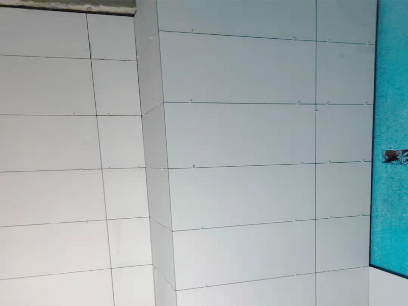 衛(wèi)生間貼磚施工：很多人都知道瓷磚在鋪貼前都要經(jīng)過泡水，一般把需要鋪貼的瓷磚放入水中浸泡半個(gè)小時(shí)左右，這樣瓷磚充分吸收水份后便于跟水泥相粘合，墻面更加牢回。 瓷磚鋪貼前一定要對(duì)墻面進(jìn)行檢查，看看有沒有裂縫需要修補(bǔ)，如果有膩?zhàn)臃蹧]有清除直接貼磚，會(huì)產(chǎn)生后期的瓷磚脫落。 瓷磚鋪貼時(shí)一定要選擇正確的水泥標(biāo)號(hào)和調(diào)配水泥沙子的混合比例，水泥比例越高，瓷磚黏結(jié)力越強(qiáng)，但水泥混合比例高，會(huì)導(dǎo)致水泥沙漿的膨脹系數(shù)增大，容易造成瓷磚鋪貼后將磚擠裂。