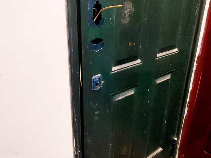 貴陽(yáng)防盜門噴漆的師傅為什么都是白天施工，晚上不能給防盜門噴漆嗎