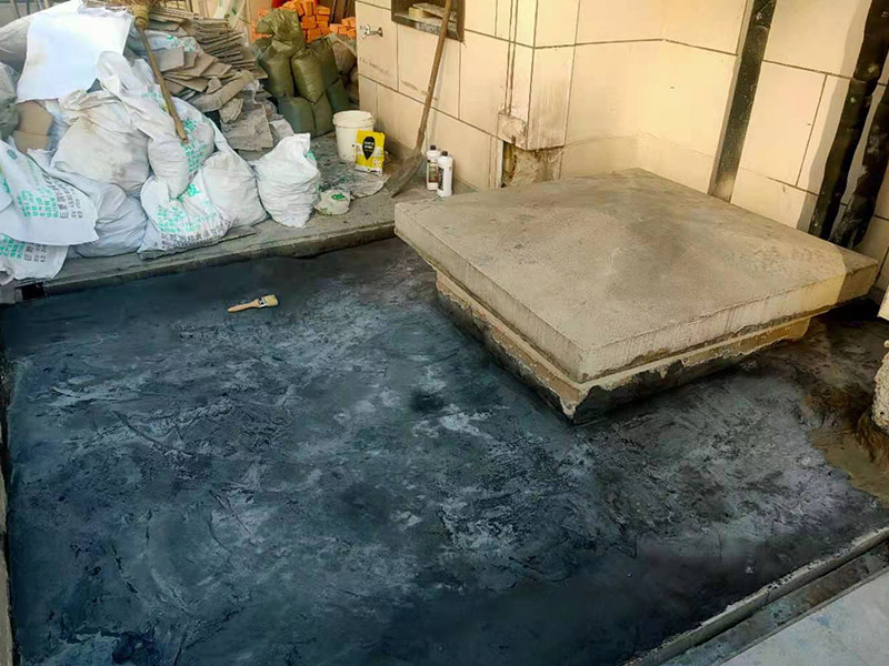 屋面高彈涂刷：清理基層，施工前要將基層表面的塵土和雜物清理干凈，然后用熱熔法改性瀝青卷材對防水層施工前在水落口、管根、陰陽角等細部先做好附加層。熱熔封邊，用噴槍將卷材搭接處加熱，讓其粘結(jié)牢固，然后涂刷第一遍防水涂料。防水施工前要先保證地面干凈、干燥，防水涂料要滿涂，確保無遺漏，與基層結(jié)合要牢固，無裂紋和氣泡等，防水涂料厚度要達到產(chǎn)品規(guī)定的要求。