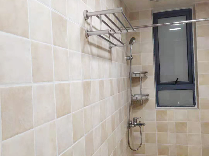 衛(wèi)生間家具五金安裝:柜類安裝順序一般為由下到上，由里到外，以免造成繁復(fù)拆裝和柜頭無(wú)處安放的情況。床類實(shí)木家具安裝順序一般為先安裝床的架，然后將床杠、床屏、床尾依次連接。