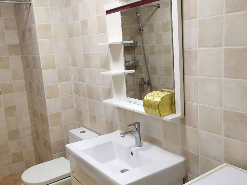 衛(wèi)生間家具五金安裝:柜類安裝順序一般為由下到上，由里到外，以免造成繁復(fù)拆裝和柜頭無(wú)處安放的情況。床類實(shí)木家具安裝順序一般為先安裝床的架，然后將床杠、床屏、床尾依次連接。