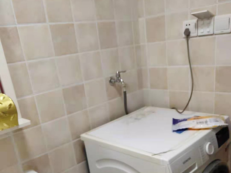 衛(wèi)生間家具五金安裝:柜類安裝順序一般為由下到上，由里到外，以免造成繁復(fù)拆裝和柜頭無(wú)處安放的情況。床類實(shí)木家具安裝順序一般為先安裝床的架，然后將床杠、床屏、床尾依次連接。