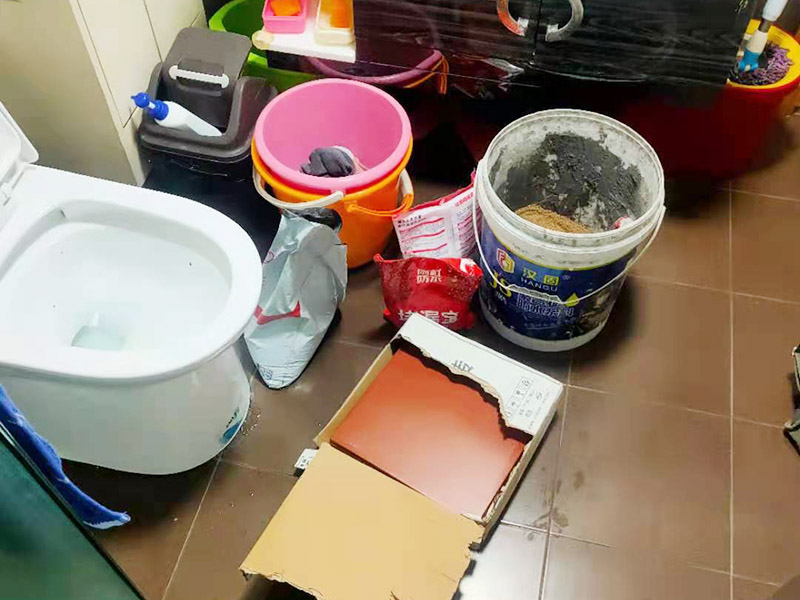 瓷磚修補維修:1，用錘子和鑿子，敲掉破損的瓷磚及原有的瓷磚粘合劑，直到露出原來的水泥墻面。 2，調(diào)好瓷磚粘合劑 3，先將瓷磚粘合劑拌勻，再用抹刀將瓷磚粘合劑涂抹到瓷磚背面。 4，粘合劑涂到瓷磚上之后，可以在粘合劑表面刮出鋸齒痕跡，增加瓷磚的粘合力，然后將瓷磚貼到墻面上。