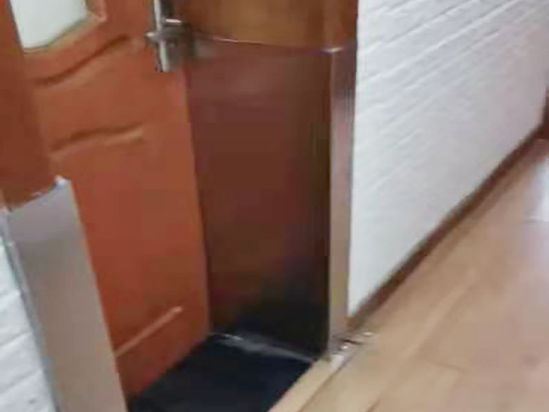 門框修補維修：如果清漆門表面小塊油漆剝落后，可取同色廣告顏料涂補，再用清漆涂在表面即可完好如初。首先在修補門框之前，需要把門摘下來，由于木門一般比較重，因此在摘的時候，最好合作，不要一個人去摘，否則很有可能拿不住或者其他原因把門弄壞;其次，需要使用骨膠對斷裂的門框進行粘合，等到骨膠完全干燥以后，用自攻釘打一個薄薄的鐵條，之所以要這樣，是因為要讓斷裂的地方產(chǎn)生一種拉力，這個步驟需要一定的時間，因此要耐心等待。