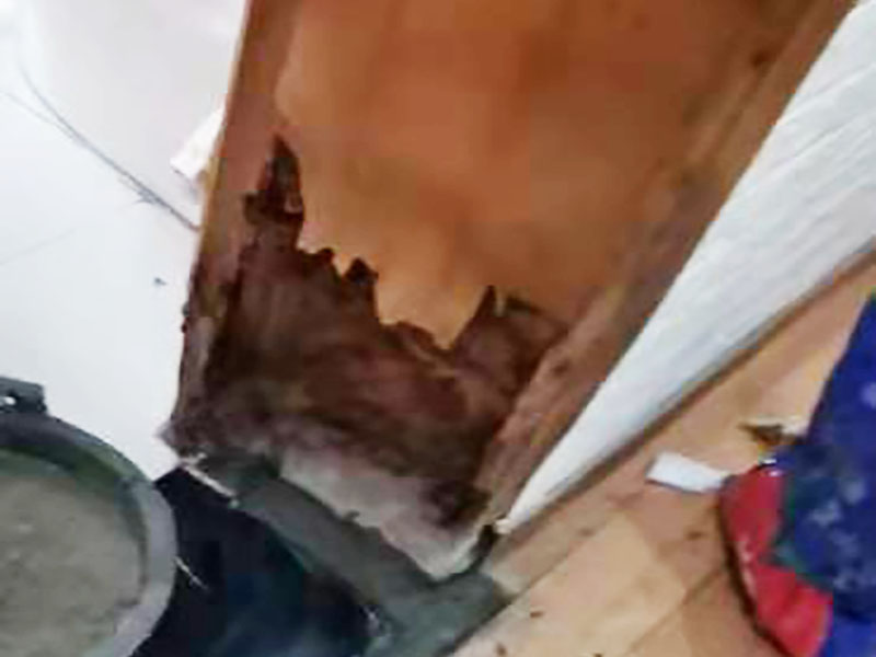 門框修補維修：如果清漆門表面小塊油漆剝落后，可取同色廣告顏料涂補，再用清漆涂在表面即可完好如初。首先在修補門框之前，需要把門摘下來，由于木門一般比較重，因此在摘的時候，最好合作，不要一個人去摘，否則很有可能拿不住或者其他原因把門弄壞;其次，需要使用骨膠對斷裂的門框進行粘合，等到骨膠完全干燥以后，用自攻釘打一個薄薄的鐵條，之所以要這樣，是因為要讓斷裂的地方產(chǎn)生一種拉力，這個步驟需要一定的時間，因此要耐心等待。