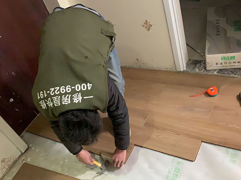 木地板鋪貼維修：地面已經(jīng)清理干凈、平整之后，先要鋪設(shè)一層防潮地墊(不一定非要鋪在木質(zhì)地面的木頭下面)。這一層至少要20-30厘米(大約8英寸)在離墻大約預(yù)留1-3英寸的空隙。現(xiàn)在可以安裝已經(jīng)選好花色的地板了。需要注意的是所鋪設(shè)的防潮地墊只需要鋪設(shè)大致5&mdash;10排的地板。   安裝時板子的前邊(X-榫口)朝墻，從左角開始向右鋪裝。   要確保在地板與墻壁之間留有大約10mm的空隙。為了防止地板的第一行的地板滑動，必須用間隔的裝置或者楔子固定。第一行余下的板通常用在第二行的開頭。要確保第二行板的接口與第一行板的接口錯開的長度至少30厘米。   將下一塊板插入第二行的凹槽，并放置到水平狀態(tài)。   下一塊板按照一定的角度安在已經(jīng)安裝好的地板上，要保證地板比較長的一邊與上一行板結(jié)合的盡可能緊密。