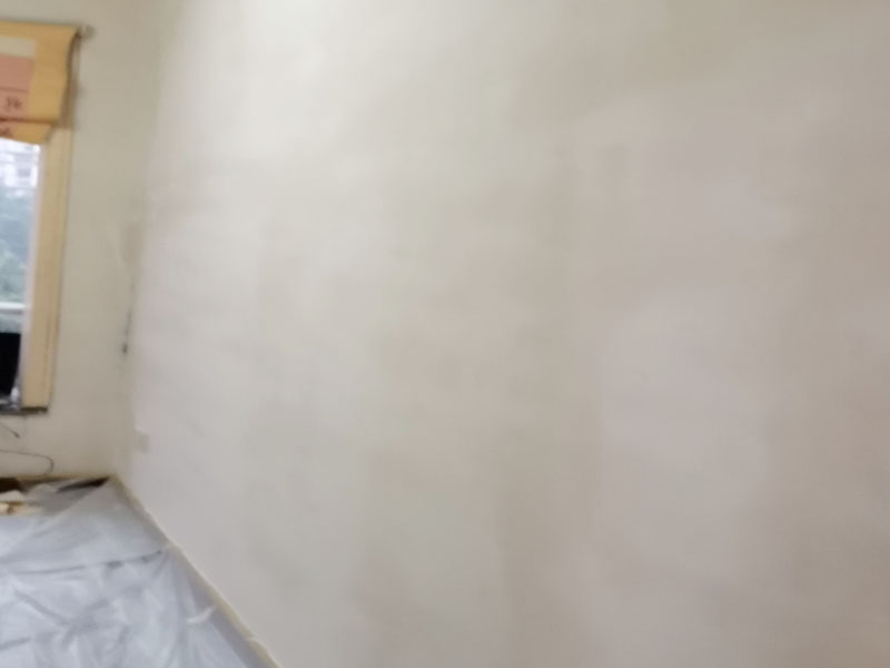 墻面刮膩?zhàn)泳S修:刮膩?zhàn)訉?duì)不同的墻體有著不同的要求，像比較常見(jiàn)的混凝土的墻面，會(huì)出現(xiàn)一些氣孔與鼓起的現(xiàn)象，所以就要先把墻面修平整掉，磨平凸起處，填補(bǔ)凹陷處。如果是預(yù)制混凝土的墻面，那么它的表面層就會(huì)有一些砂礫與疙瘩的現(xiàn)象，這個(gè)時(shí)候就需要專業(yè)的施工人員，使用用鋼絲刷把墻面整體的刷一遍。