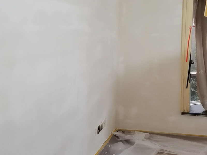 墻面刮膩?zhàn)泳S修:刮膩?zhàn)訉?duì)不同的墻體有著不同的要求，像比較常見(jiàn)的混凝土的墻面，會(huì)出現(xiàn)一些氣孔與鼓起的現(xiàn)象，所以就要先把墻面修平整掉，磨平凸起處，填補(bǔ)凹陷處。如果是預(yù)制混凝土的墻面，那么它的表面層就會(huì)有一些砂礫與疙瘩的現(xiàn)象，這個(gè)時(shí)候就需要專業(yè)的施工人員，使用用鋼絲刷把墻面整體的刷一遍。