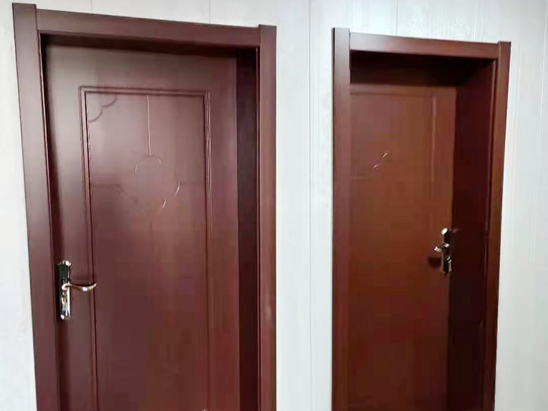 全屋翻新裝修施工：在舊房翻新中最先實施的是主題拆除，其中主要包括墻面、地面、門窗、水路、電路等各方面的拆除。提醒各位裝修業(yè)主們在拆除過程中，廚衛(wèi)的墻磚鏟除中防水層是極易被損壞的，所以裝修業(yè)主們在墻面抹灰完成后一定要重新做防水。拆改會產(chǎn)生許多的垃圾，要及時清理，同時老房翻新過程中時刻保持室內(nèi)的清潔，這對于施工也是非常方便的。 舊房翻新業(yè)主們在做結(jié)構(gòu)優(yōu)化時，廚房、衛(wèi)生間在包立管時一定要留有檢查口以便維修，舊房的承重墻一定不能拆除否則造成安全隱患。 接下來就是隱蔽工程的實施了。其中包括檢查吊頂內(nèi)的供水、空調(diào)、通風(fēng)等設(shè)施的管道、線路、設(shè)備是否已做密閉試驗，電器絕緣、電阻測試，連接是否牢固、接頭做法是否符合要求、易燃材料是否已做防火等。 然后就是水路的改造，這是舊房翻新最重要的項目之一。首先裝修業(yè)主們要檢查舊房本來的上、下水路是否銹蝕、老化。對于勉強能使用的水路管線，今后的使用過程中會出現(xiàn)滲水、漏水等諸多問題使得更加麻煩。