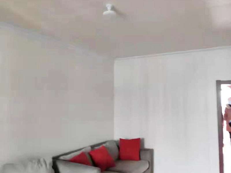 全屋翻新裝修施工：在舊房翻新中最先實施的是主題拆除，其中主要包括墻面、地面、門窗、水路、電路等各方面的拆除。提醒各位裝修業(yè)主們在拆除過程中，廚衛(wèi)的墻磚鏟除中防水層是極易被損壞的，所以裝修業(yè)主們在墻面抹灰完成后一定要重新做防水。拆改會產(chǎn)生許多的垃圾，要及時清理，同時老房翻新過程中時刻保持室內(nèi)的清潔，這對于施工也是非常方便的。 舊房翻新業(yè)主們在做結(jié)構(gòu)優(yōu)化時，廚房、衛(wèi)生間在包立管時一定要留有檢查口以便維修，舊房的承重墻一定不能拆除否則造成安全隱患。 接下來就是隱蔽工程的實施了。其中包括檢查吊頂內(nèi)的供水、空調(diào)、通風(fēng)等設(shè)施的管道、線路、設(shè)備是否已做密閉試驗，電器絕緣、電阻測試，連接是否牢固、接頭做法是否符合要求、易燃材料是否已做防火等。 然后就是水路的改造，這是舊房翻新最重要的項目之一。首先裝修業(yè)主們要檢查舊房本來的上、下水路是否銹蝕、老化。對于勉強能使用的水路管線，今后的使用過程中會出現(xiàn)滲水、漏水等諸多問題使得更加麻煩。