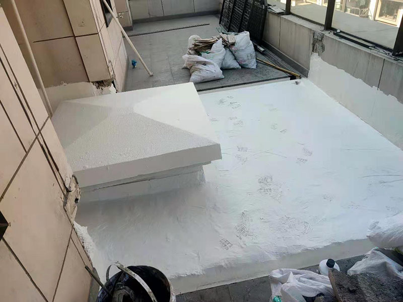 覆蓋底部丙綸保護層：清理基層，施工前要將基層表面的塵土和雜物清理干凈，然后用熱熔法改性瀝青卷材對防水層施工前在水落口、管根、陰陽角等細部先做好附加層。鋪貼卷材，首先卷材的厚度要符合要求，將防水卷材裁剪成相應的尺寸，用火焰噴槍加熱基層和卷材的交接處，趁卷材的材面剛剛?cè)刍瘯r將卷材向前滾鋪、粘貼。鋪貼平面與立面相連接的卷材應由下向上進行。 熱熔封邊，用噴槍將卷材搭接處加熱，讓其粘結(jié)牢固，然后涂刷第一遍防水涂料。防水施工前要先保證地面干凈、干燥，防水涂料要滿涂，確保無遺漏，與基層結(jié)合要牢固，無裂紋和氣泡等，防水涂料厚度要達到產(chǎn)品規(guī)定的要求。