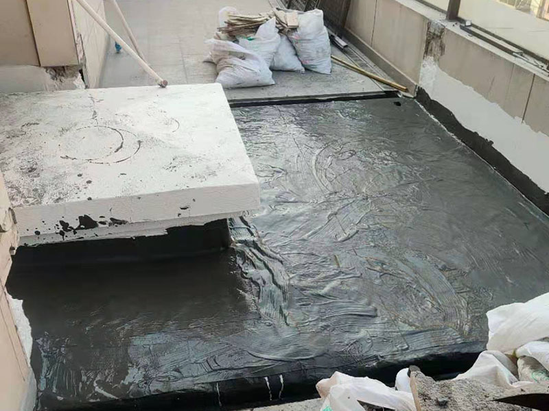 覆蓋底部丙綸保護層：清理基層，施工前要將基層表面的塵土和雜物清理干凈，然后用熱熔法改性瀝青卷材對防水層施工前在水落口、管根、陰陽角等細部先做好附加層。鋪貼卷材，首先卷材的厚度要符合要求，將防水卷材裁剪成相應的尺寸，用火焰噴槍加熱基層和卷材的交接處，趁卷材的材面剛剛?cè)刍瘯r將卷材向前滾鋪、粘貼。鋪貼平面與立面相連接的卷材應由下向上進行。 熱熔封邊，用噴槍將卷材搭接處加熱，讓其粘結(jié)牢固，然后涂刷第一遍防水涂料。防水施工前要先保證地面干凈、干燥，防水涂料要滿涂，確保無遺漏，與基層結(jié)合要牢固，無裂紋和氣泡等，防水涂料厚度要達到產(chǎn)品規(guī)定的要求。