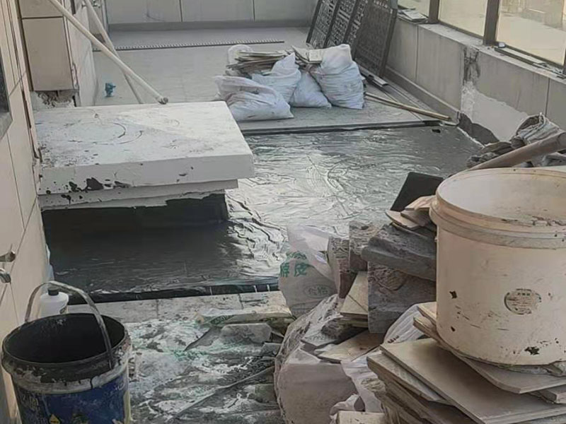 覆蓋底部丙綸保護層：清理基層，施工前要將基層表面的塵土和雜物清理干凈，然后用熱熔法改性瀝青卷材對防水層施工前在水落口、管根、陰陽角等細部先做好附加層。鋪貼卷材，首先卷材的厚度要符合要求，將防水卷材裁剪成相應的尺寸，用火焰噴槍加熱基層和卷材的交接處，趁卷材的材面剛剛?cè)刍瘯r將卷材向前滾鋪、粘貼。鋪貼平面與立面相連接的卷材應由下向上進行。 熱熔封邊，用噴槍將卷材搭接處加熱，讓其粘結(jié)牢固，然后涂刷第一遍防水涂料。防水施工前要先保證地面干凈、干燥，防水涂料要滿涂，確保無遺漏，與基層結(jié)合要牢固，無裂紋和氣泡等，防水涂料厚度要達到產(chǎn)品規(guī)定的要求。