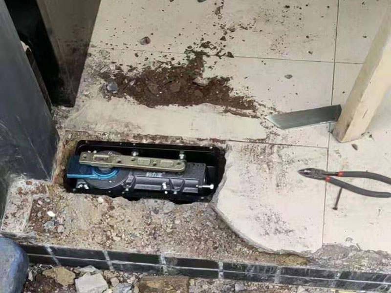 感應(yīng)門安裝維修：首先移動門體確定門體的開閉位置，然后確定限位器的位置。設(shè)定限位器裝置的位置時，應(yīng)使吊掛裝置碰到限位器的膠墊后停止。用六角扳手確實(shí)擰緊固定安裝螺栓。 地輪的安裝，在安裝時地輪的中心位置根據(jù)門體動扇寬度的一半加上5mm。(前提為動扇底部內(nèi)有滑道的，如果沒有滑道直接是包飾板的應(yīng)考慮其在內(nèi)部的空間距離，根據(jù)實(shí)際來計(jì)算)安裝后請確保門體上下縫隙相同，以免時間長損壞地輪。