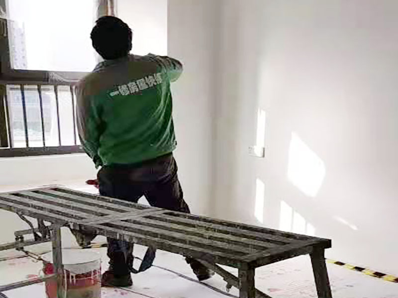 全屋墻面局部改色：如果原來的乳膠漆墻面沒有出現(xiàn)太大的裂痕或是掉皮，僅僅只是墻面表面舊了的話就可以直接涂刷。 要是原來的墻面出現(xiàn)質(zhì)量問題，就要先把原來的墻面處理清楚才可以進行涂刷。比如出現(xiàn)裂紋的話，首先在裂紋的兩旁鏟除10cm寬，在把鏟除的地方清理干凈后，然后用108膠粘貼&ldquo;滌綸&rdquo;布，再用石膏找平，最后涂上要改的顏色即可。如果墻面掉皮，有可能是墻面滲水造成的，這個問題就比較嚴重，需要鏟除全部的墻面再進行重新施工。