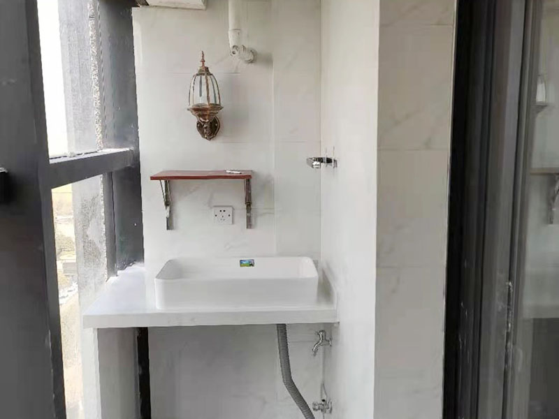 陽臺定制水槽安裝：水槽在安裝前一定要先確定好安裝的位置和尺寸，這樣方便我們按照尺寸訂購，最好是有水槽平面圖，免得數(shù)據(jù)不精確，導(dǎo)致返工。 另外，水槽安裝牢固以后，不要左右搖晃，很容易留下縫隙，造成松動。而且，最應(yīng)該留意的也是連接處縫隙的密封性。水槽放入臺面后，需要在墻體和臺面間安裝配套的掛件，但安裝過程中盡量多注意水槽的密封效果，最好能做好閉水試驗。