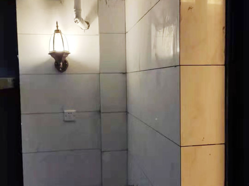 陽臺定制水槽安裝：水槽在安裝前一定要先確定好安裝的位置和尺寸，這樣方便我們按照尺寸訂購，最好是有水槽平面圖，免得數(shù)據(jù)不精確，導(dǎo)致返工。 另外，水槽安裝牢固以后，不要左右搖晃，很容易留下縫隙，造成松動。而且，最應(yīng)該留意的也是連接處縫隙的密封性。水槽放入臺面后，需要在墻體和臺面間安裝配套的掛件，但安裝過程中盡量多注意水槽的密封效果，最好能做好閉水試驗。