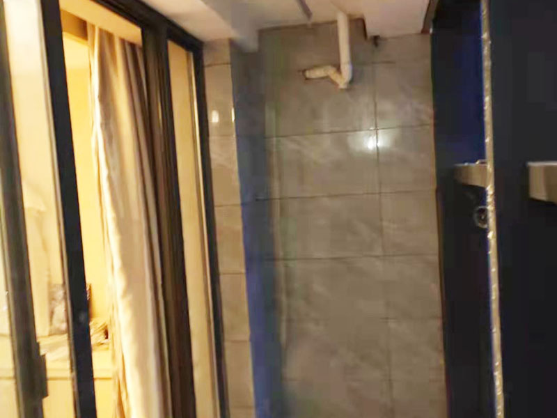 陽臺定制水槽安裝：水槽在安裝前一定要先確定好安裝的位置和尺寸，這樣方便我們按照尺寸訂購，最好是有水槽平面圖，免得數(shù)據(jù)不精確，導(dǎo)致返工。 另外，水槽安裝牢固以后，不要左右搖晃，很容易留下縫隙，造成松動。而且，最應(yīng)該留意的也是連接處縫隙的密封性。水槽放入臺面后，需要在墻體和臺面間安裝配套的掛件，但安裝過程中盡量多注意水槽的密封效果，最好能做好閉水試驗。