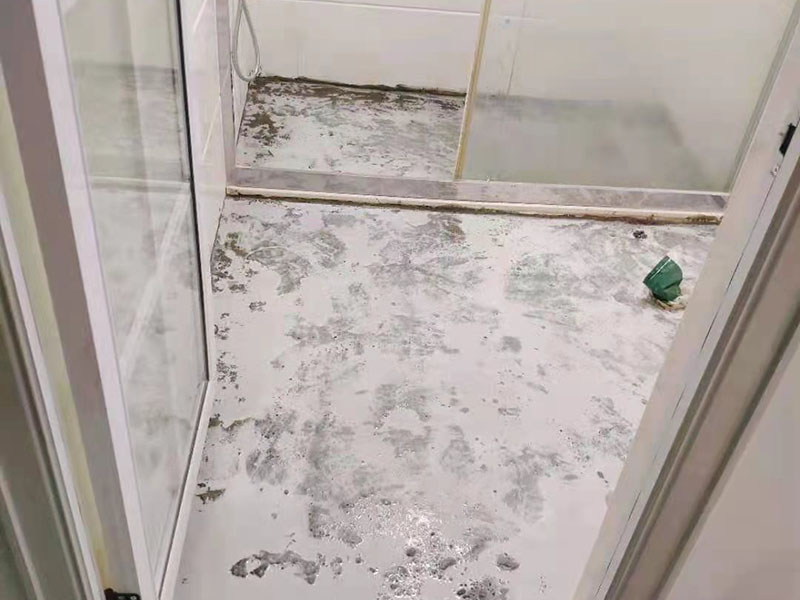 浴室貼磚裝修翻新：在鋪貼瓷磚前，我們要先把還沒涂抹水泥的地磚鋪在地上，并敲平，然后在地磚上涂滿水泥，鋪在地面，鋪地磚的過程中要對(duì)齊四塊磚的對(duì)角位置。   另外，在鋪貼瓷磚時(shí)也要講究鋪貼順序，在鋪地磚時(shí)應(yīng)從內(nèi)向外貼，有坡度或地漏的地方，要注意排水方向找坡，而墻面磚應(yīng)從下往上貼，底層的瓷磚要最后貼，這樣鋪貼出來才美觀，我們鋪完地磚后還要壓地磚。